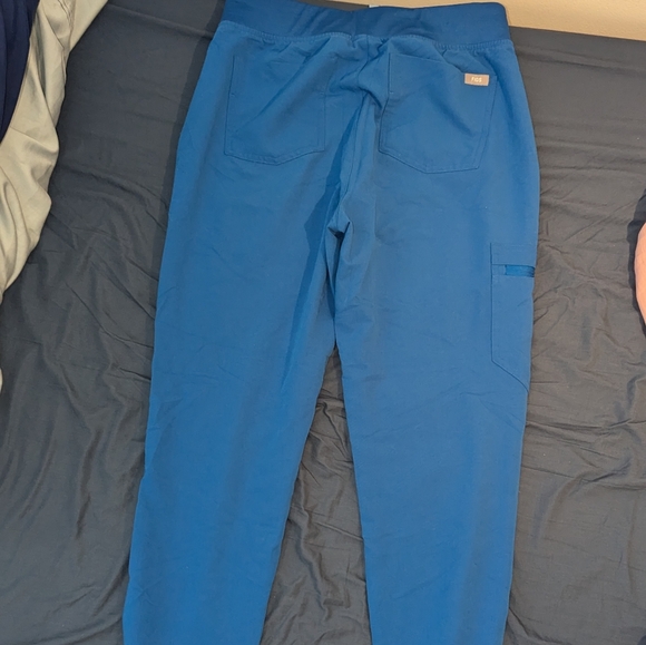 Figs Women's Catarina Top and Women's Zamora High-Waisted 2.0 Jogger Pants - Picture 6 of 8